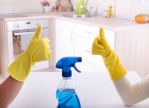 Customer raising a carpet cleaning complaint in a professional setting